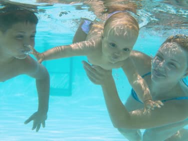 Baby beim Tauchen im Babyschwimmkurs