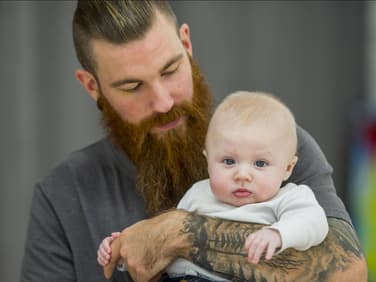 Hipster Papa mit Baby
