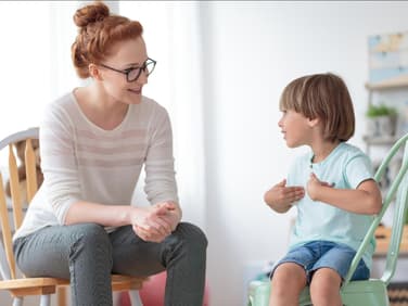 Ein Junge diskutiert mit seiner Mutter.