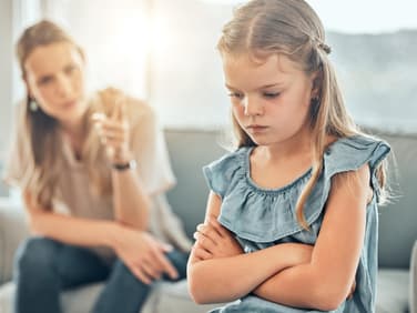 Mutter schimpft mit Tochter