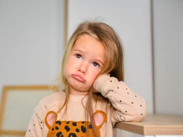 Kleines Mädchen schaut verärgert.