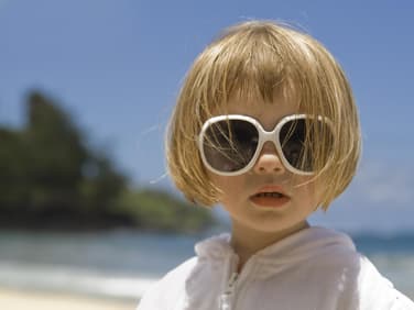 Mädchen mit Kurzhaarfrisur und Sonnenbrille