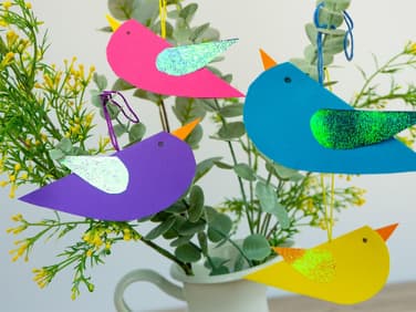 Bastelei für den Frühling: der Herz-Vogel aus Pappe