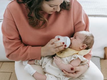 Ein Baby wird mit Flasche gefüttert. 