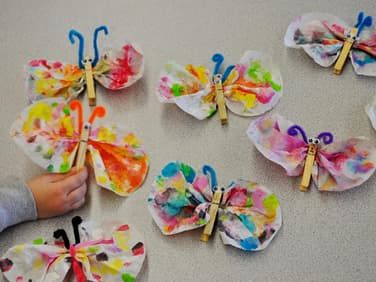 Bunte Schmetterlinge aus Wäscheklammern