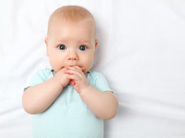 Baby guckt überrascht.