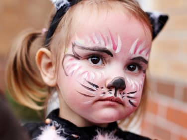 Kleines Mädchen mit Katzengesicht.