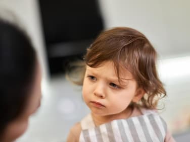 Mutter spricht mit Kind.