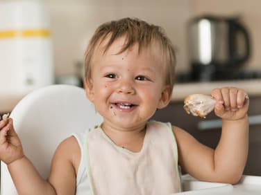 Sind die ersten Zähnchen da, kann geknabbert werden.