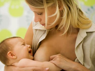 Gerade in den ersten Wochen nach der Geburt kann es beim Baby zu einer Saugverwirrung kommen.