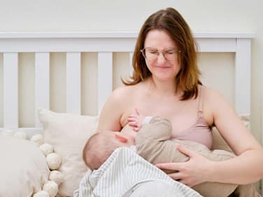 Autsch: Wenn das Stillen schmerzt, kann eine Brustsoor-Infektion der Grund sein.
