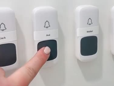 Bitte kommen, Kinder! Eine Klingel IM Haus kann nützlich sein, um die Familie z. B. zum Essen zusammen zu bringen.