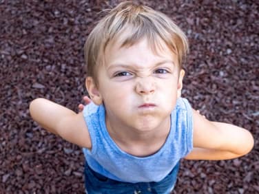 Kinder können einem ganz schön auf die Nerven gehen. Statt zurückzunerven empfiehlt Erziehungsexpertin Nicola Schmidt einen auf den ersten Blick ungewöhnlichen Ansatz ... 