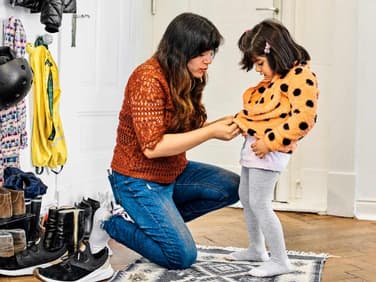 Mama, lass dein Kind mal machen! Denn: Selbst ganz kleine Kinder können ihre Jacke schon selbst anziehen. 