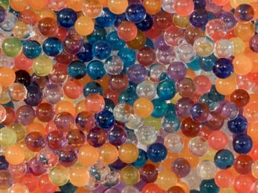 Viele bunte Wasserperlen auf einem Haufen