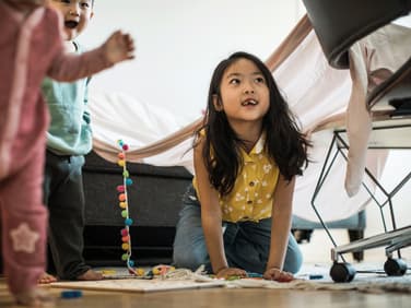 Damit euer Kind in hüpfen, balancieren und werfen fit wird, helfen diese Bewegungsspiele.