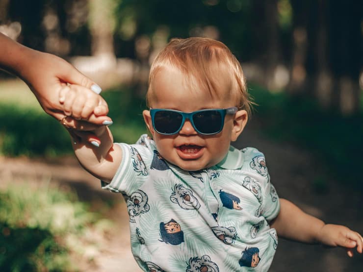 Ab wann sollten Babys eine Sonnenbrille tragen?