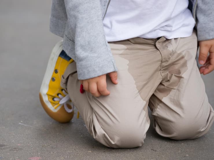 Unterwegs In Die Hose Gemacht Das Kind macht wieder in die Hose: Was Eltern dann tun können