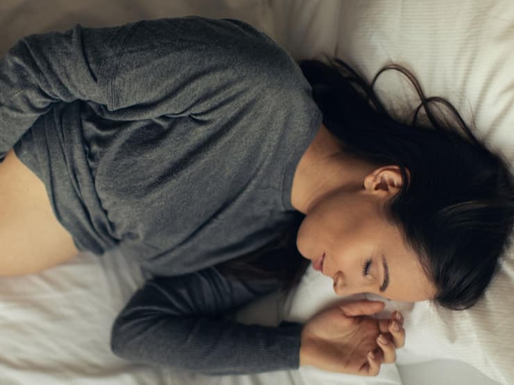 Schlafposition in der Schwangerschaft So liegt ihr mit Babykugel am besten