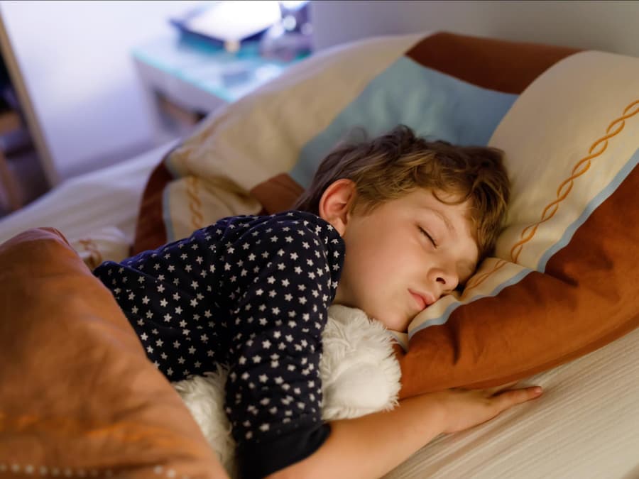Ab wann sollten Kinder alleine im Zimmer schlafen?