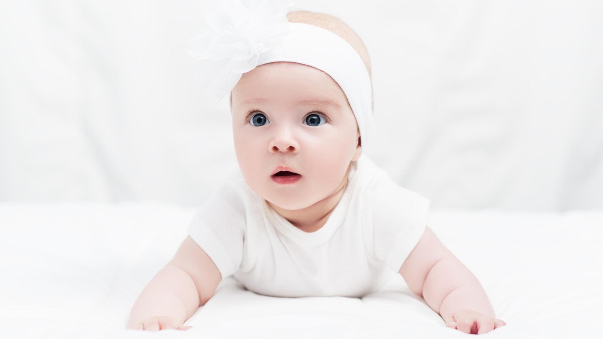 Ab wann können Babys ihren Kopf alleine halten?