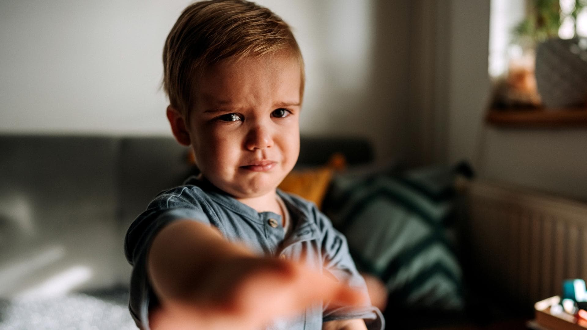 Mein Kleinkind weint, wenn ich den Raum verlasse! Ist das normal?