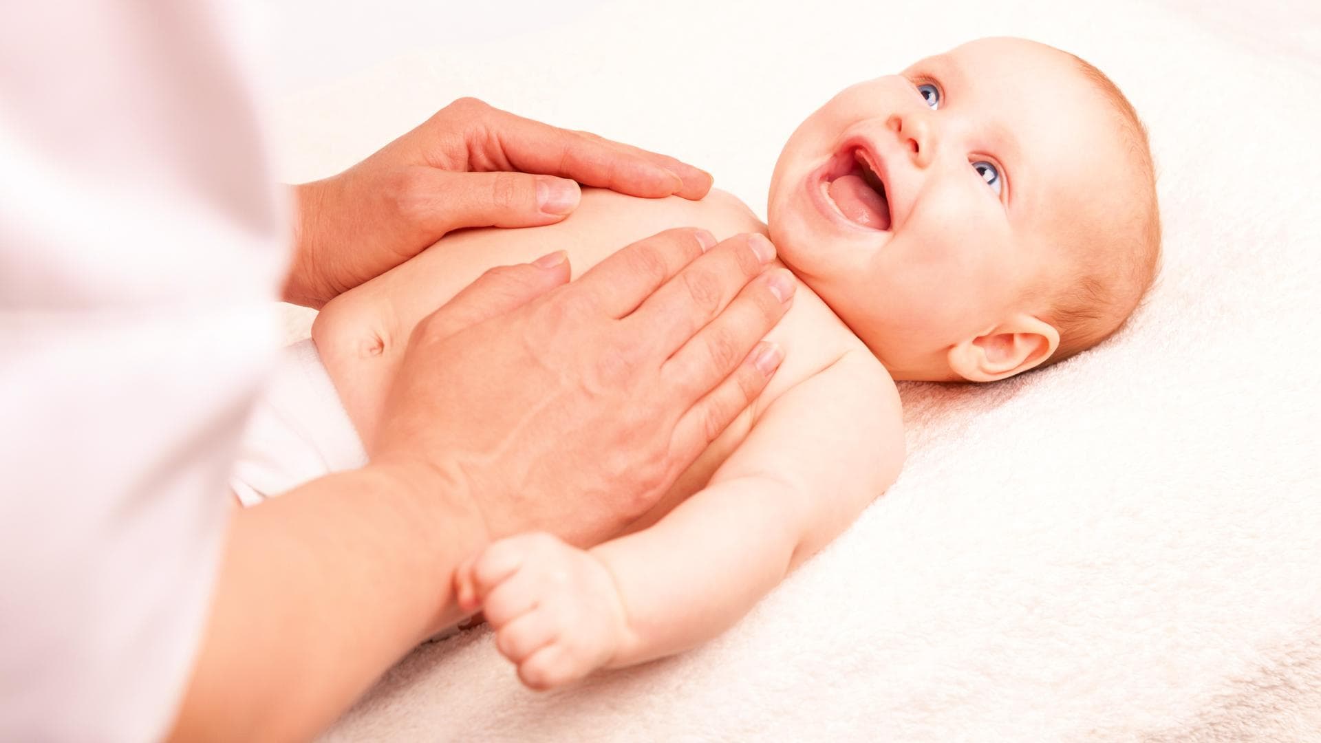 Babymassage Einfach Schritt für Schritt erklärt