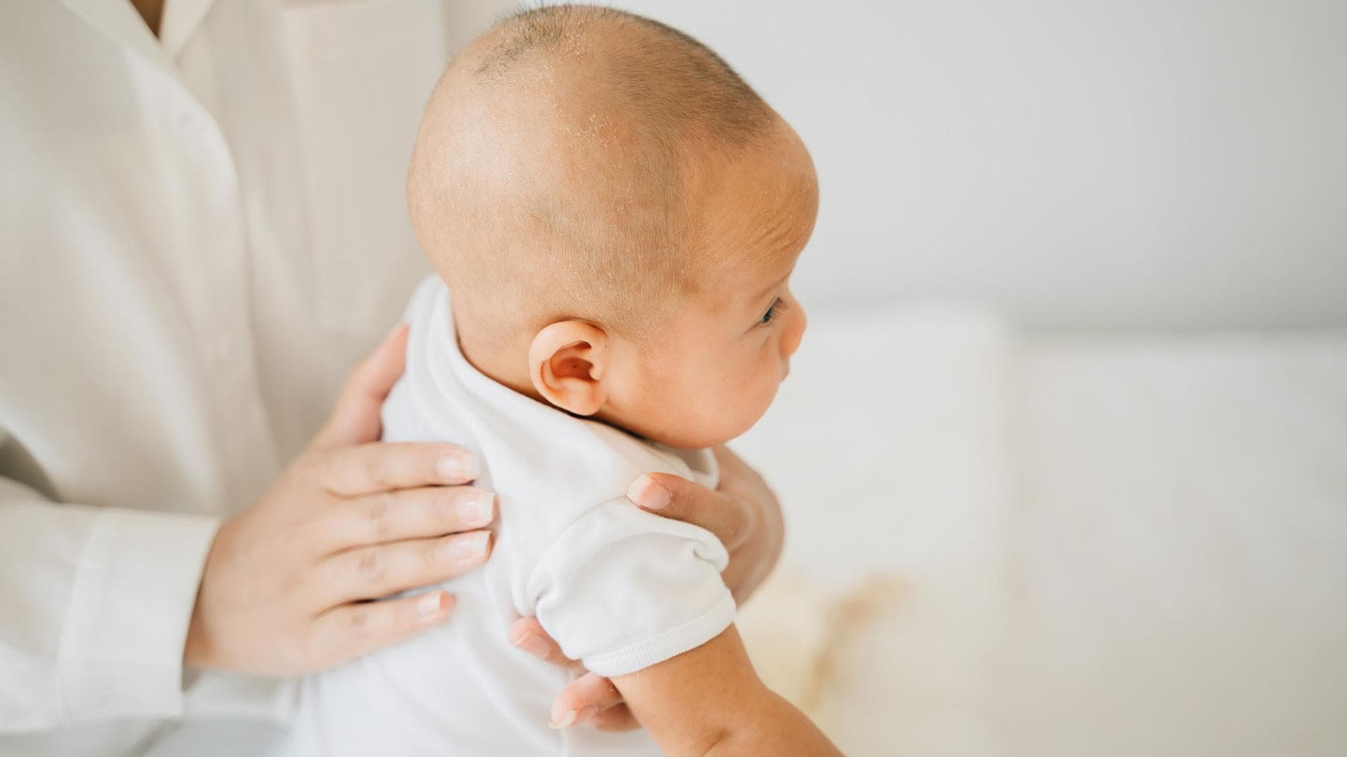Warum Babys Schluckauf haben und was ihr tun könnt