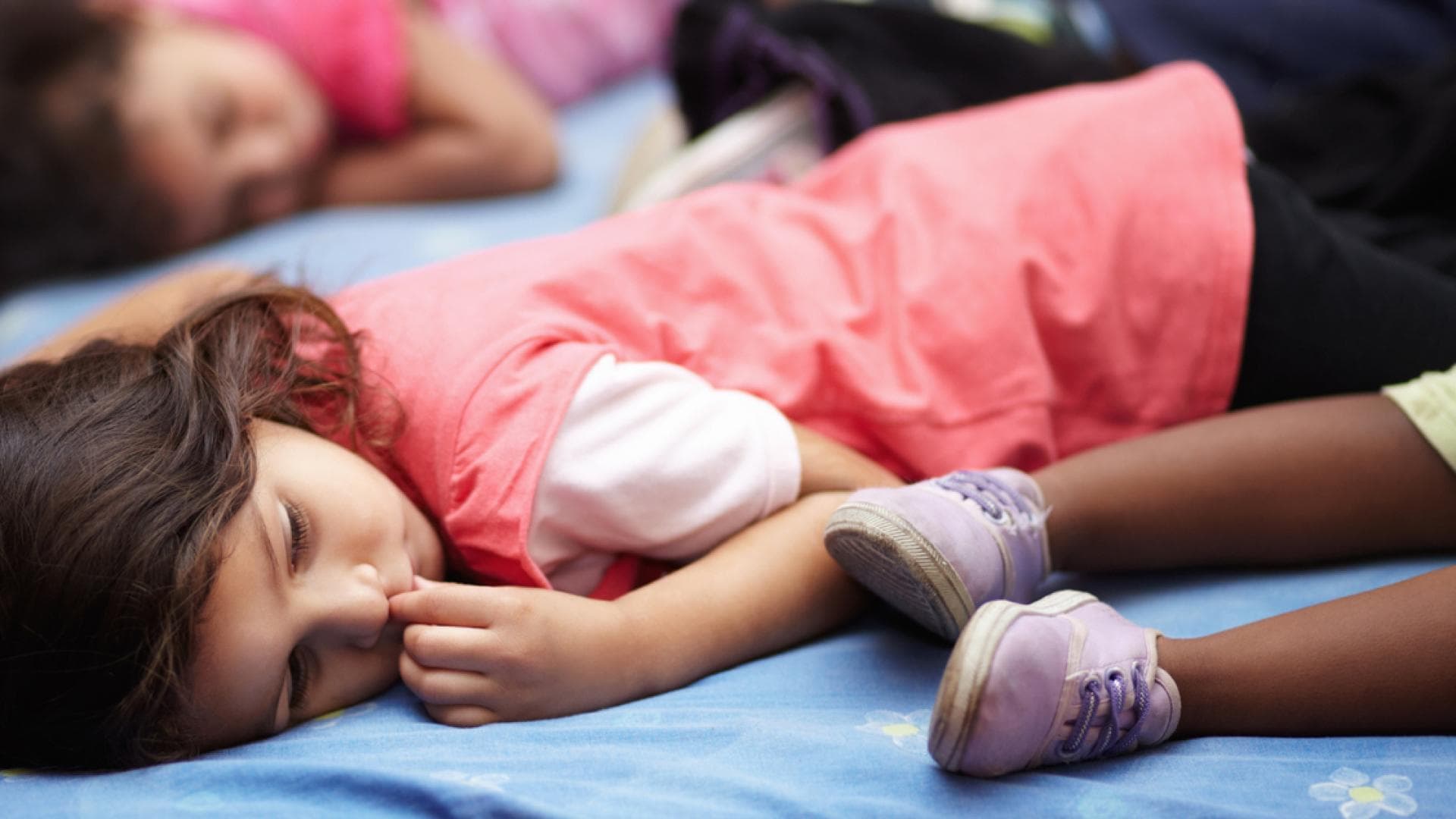 Mittagsschlaf im Kindergarten: Gibt es ein Gesetz und was sagt die Forschung? + Kostenlose Ausmalbilder!