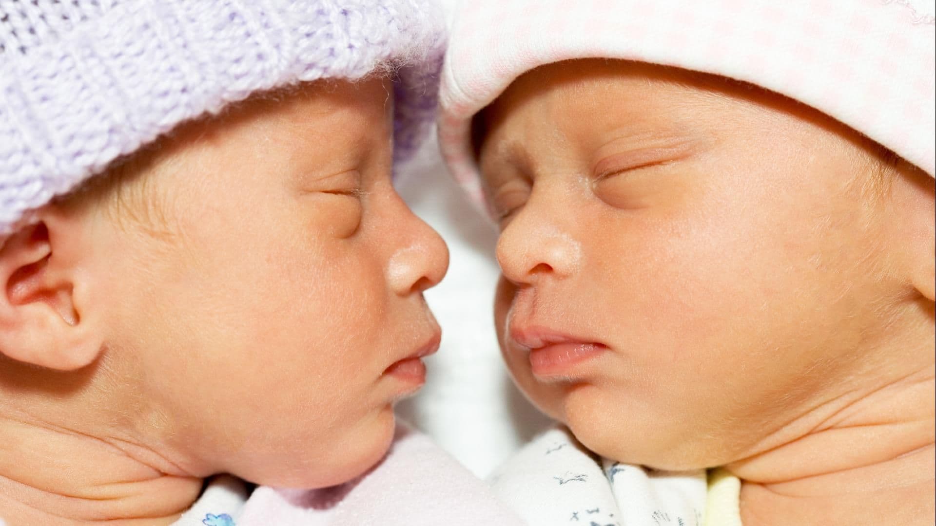 Was eineiige Zwillinge von zweieiigen Zwillingen unterscheidet